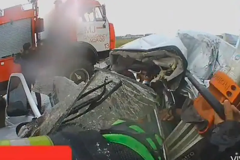 В Караганде водитель погиб, столкнувшись с опорой освещения