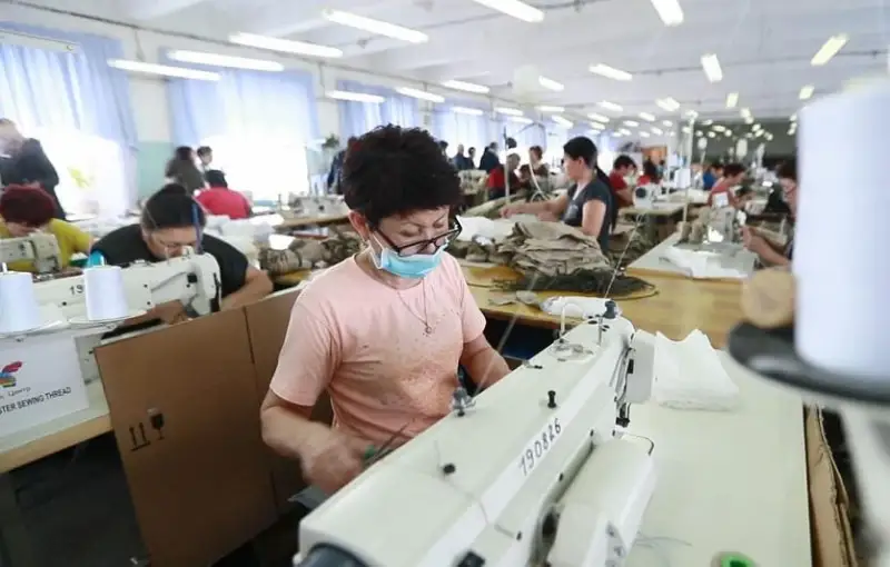 Аким ВКО проинспектировал производство многоразовых масок в Семее