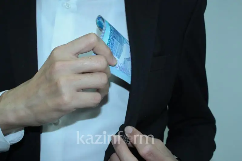 Двух сотрудников управления госдоходов в Алматы подозревают в коррупции