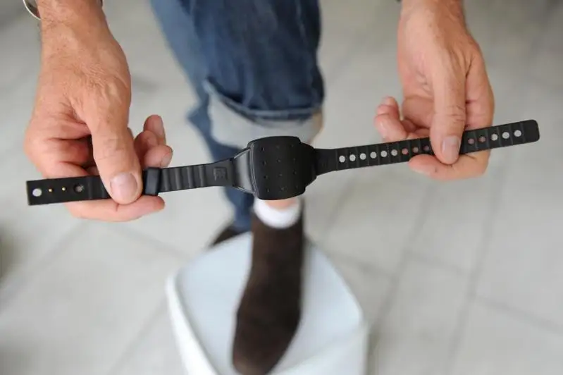 Когда в Казахстане внедрят электронные браслеты слежения