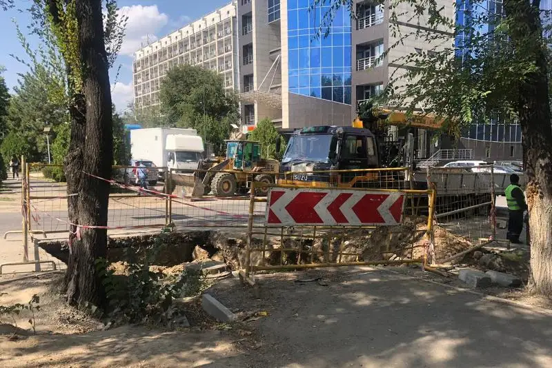 Нарушения в ходе реконструкции инженерных сетей выявили в Алматы