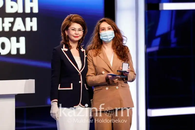 Аида Балаева вручила работникам СМИ нагрудный знак «Ақпарат саласының үздігі»