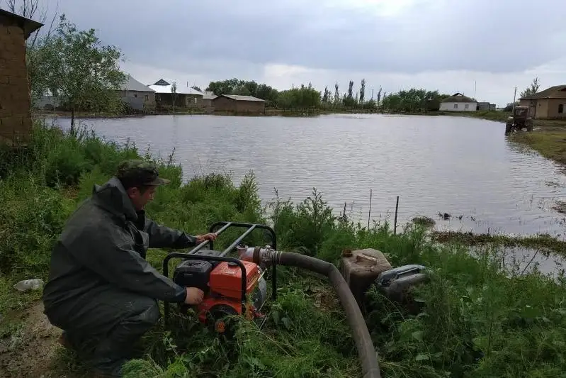Карагандинские спасатели откачали воду с 15 придомовых территорий в Мактаарале
