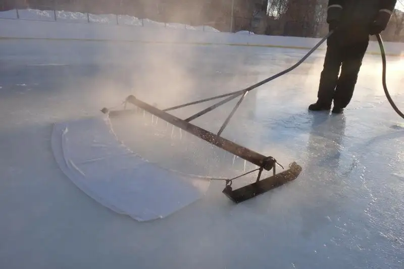 Горки и катки заливают в Усть-Каменогорске