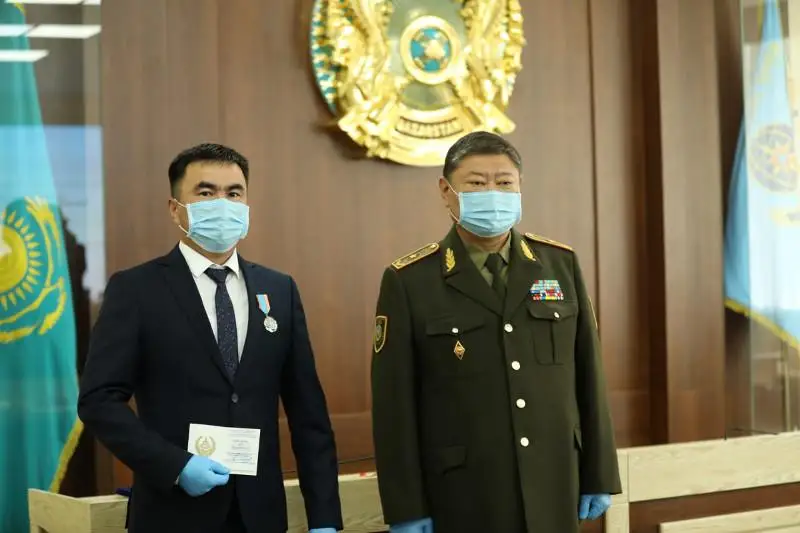 Спасение людей из колодца - герои получили награды от МВД РК