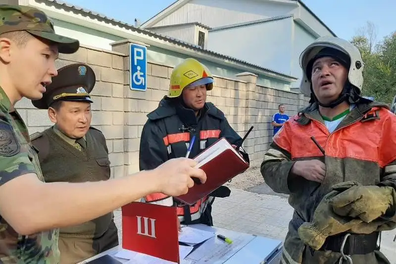 Причины пожара в многоэтажном жилом доме выясняют в Таразе