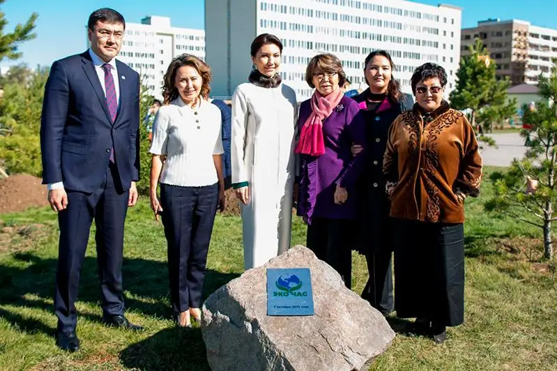 Алия Назарбаева призвала поддержать проведение экологических часов в школах