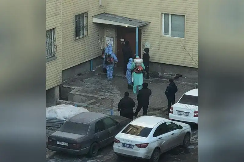 Подъезд в многоэтажном доме закрыли на карантин в Караганде