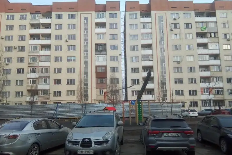 Жители накренившейся многоэтажки в Алматы снова пожаловались