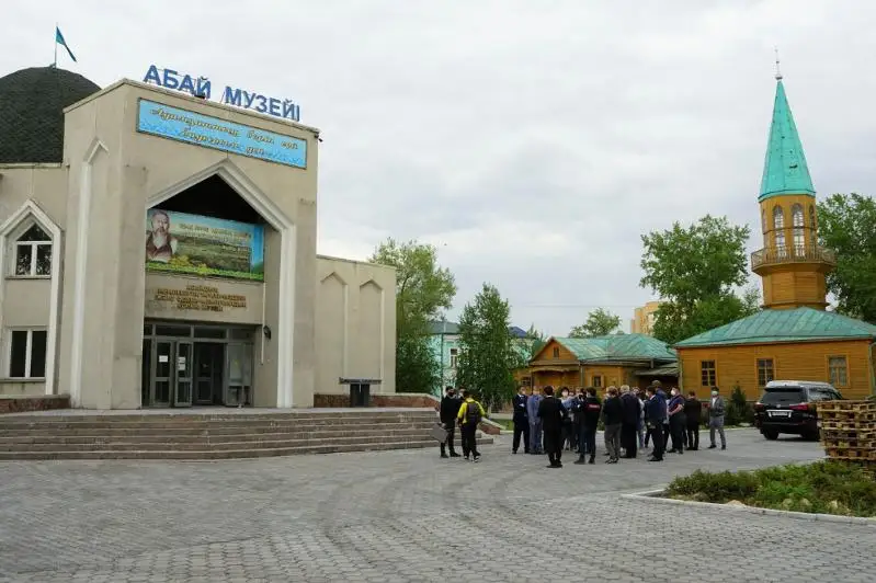 Памятник Абая в окружении сыновей хотят установить в Семее