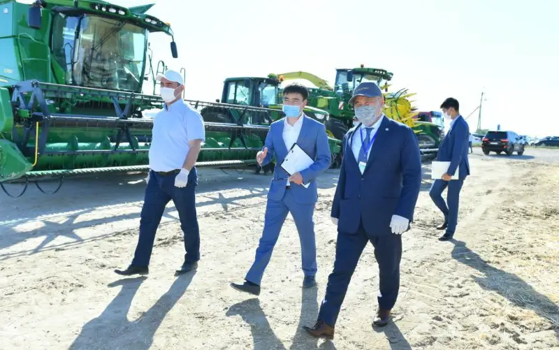 Умирзак Шукеев принял участие в первой уборочной кампании