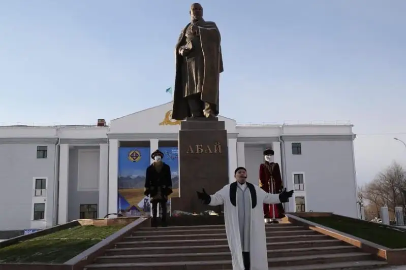 Памятник Абаю открыли в одноименном городе в Карагандинской области