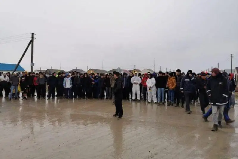 Поиски полуторагодовалого мальчика продолжают сотни людей в Атырау