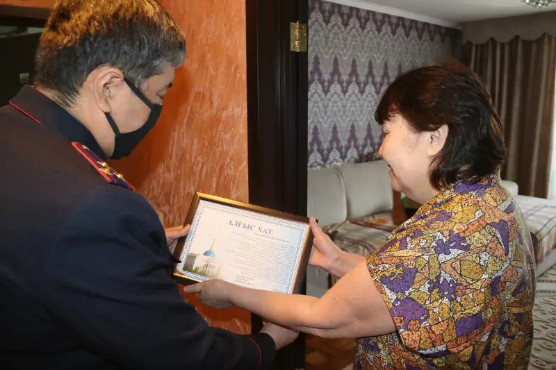 Семьи погибших при исполнении служебного долга коллег навестили павлодарские полицейские