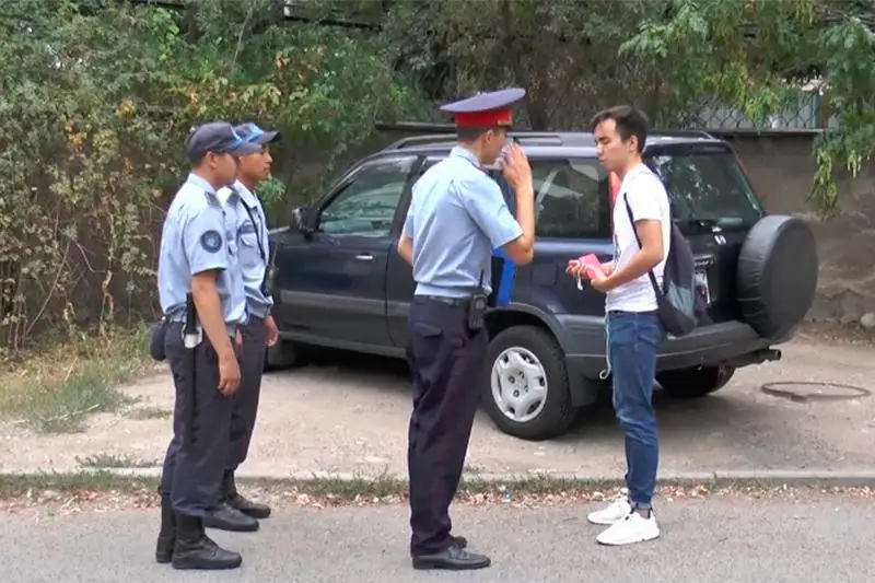 Полицейские круглосуточно патрулируют дворы многоэтажек в Алматы