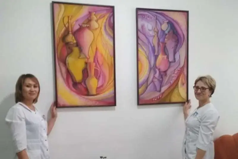 Акмолинские студенты подарили свои картины полиативному отделению облбольницы