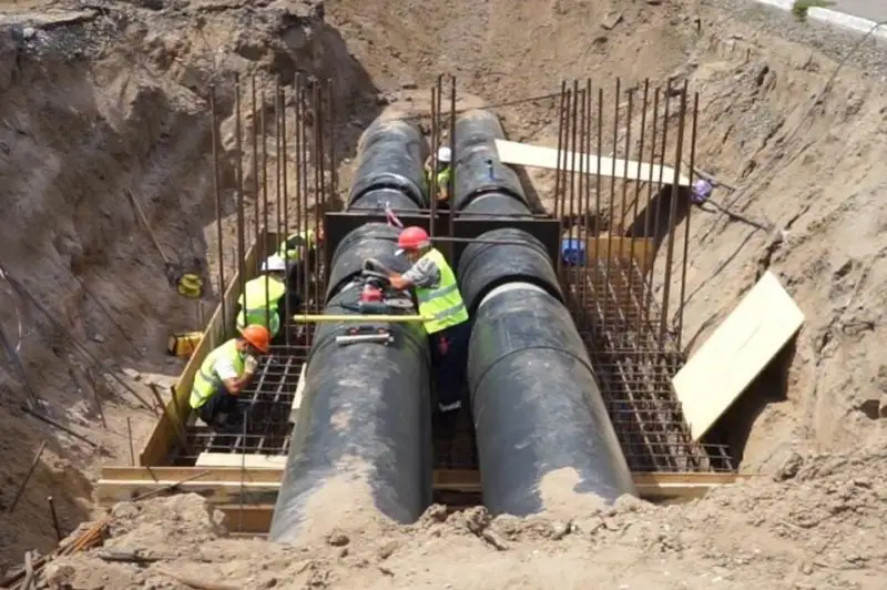 Аким помог демонтировать трубы теплотрассы в Павлодарской области