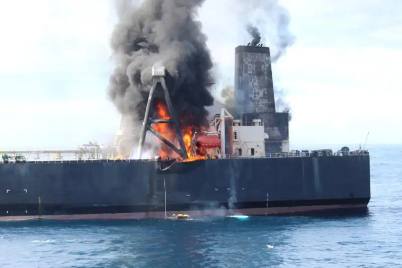 Пожар бушует на нефтяном супертанкере у берегов Шри-Ланки