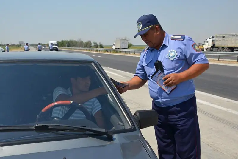 Воду и брошюры с правилами дорожного движения раздали туркестанским водителям
