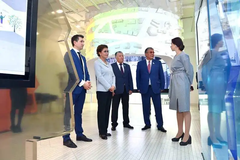 Дарига Назарбаева посетила Центр «Новые технологии управления» в Москве