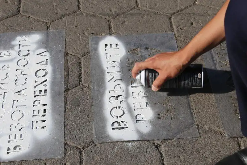 Безопасность детей на дорогах: предупреждающие надписи появились на тротуарах столицы