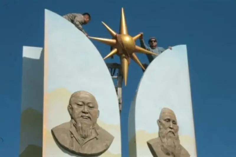 Стелу с изображением Абая и Шакарима установили в ВКО