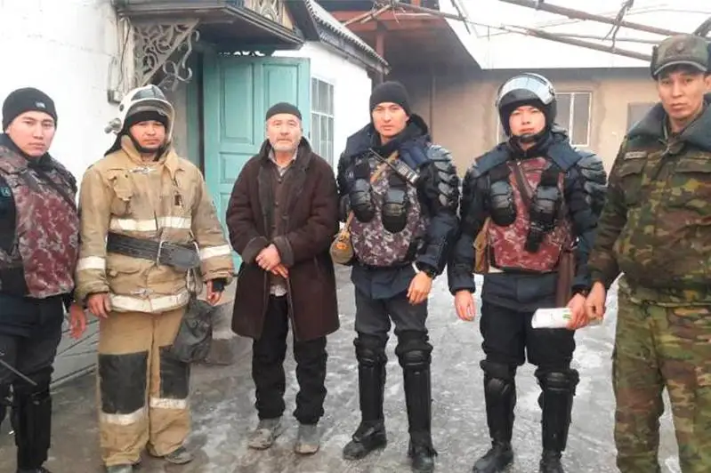 Жителей горящего дома спасли военнослужащие Нацгвардии в Жамбылской области