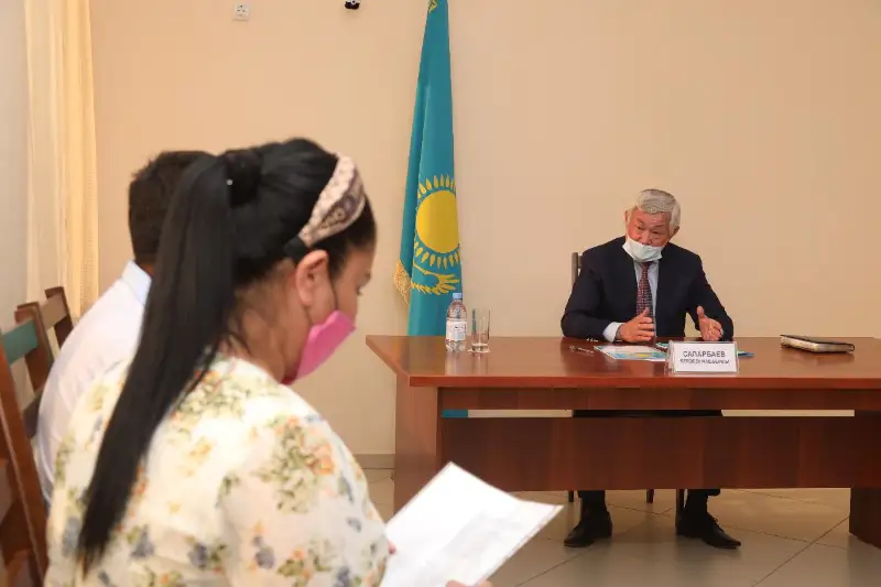 С обманутыми вкладчиками ломбардов встретился аким Жамбылской области