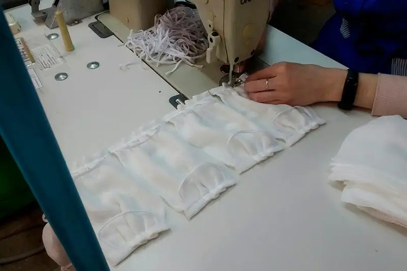 В пяти районах Жамбылской области организованы мастерские по изготовлению масок