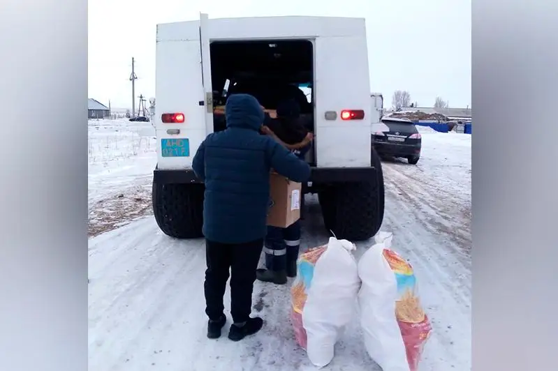 Спасатели помогли жителям добраться домой во время метели в Восточном Казахстане
