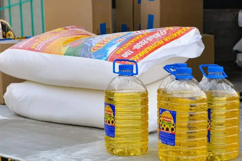 Продукты питания 100 семьям раздал житель Байдибекского района Туркестанской области