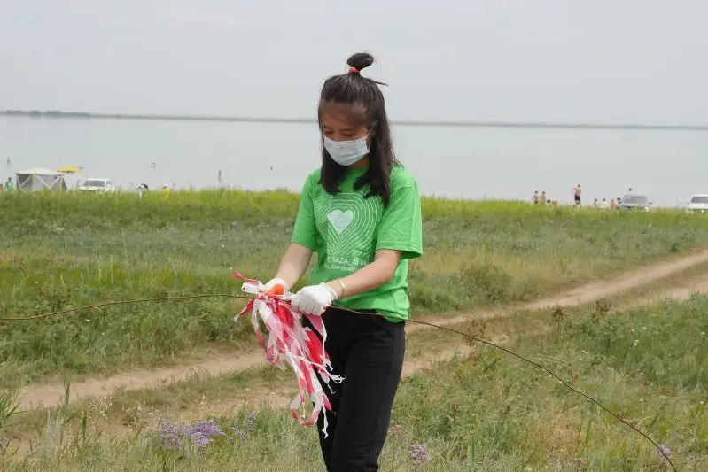 Волонтеры очистили от мусора берег озера Сарыоба вблизи Нур-Султана