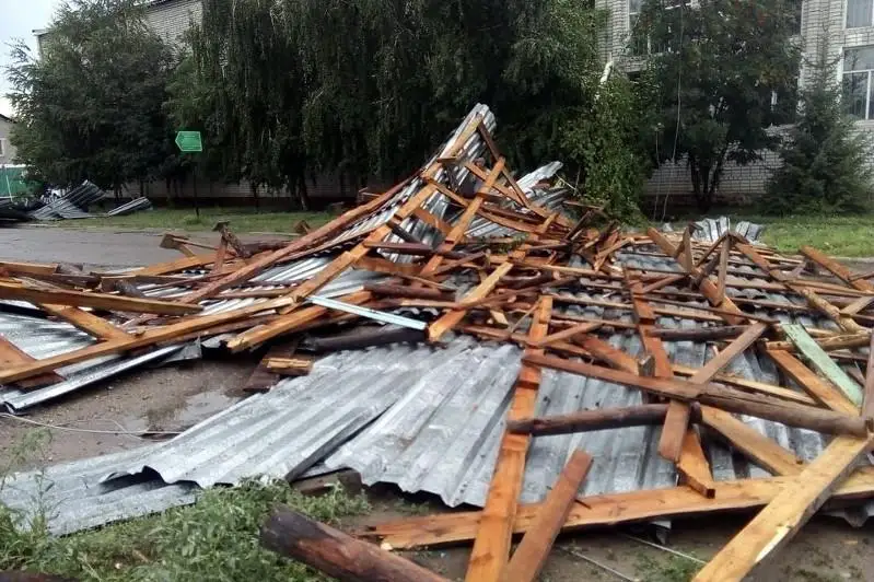 Сильный ветер сорвал кровлю со здания спортивной школы в ВКО