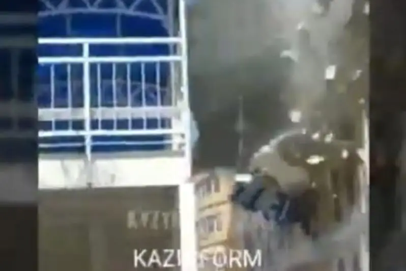 Сильный ветер сорвал кровлю университета в Кызылорде