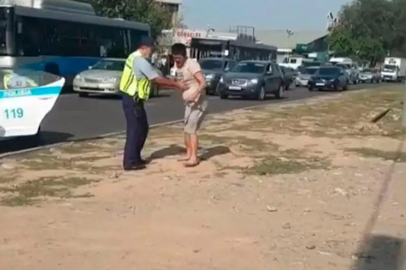 Мужчина с ножом напал на прохожих и ранил клиента СТО в Алматы