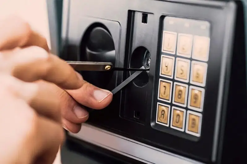 10 млн тенге из машины бизнесмена похитили в Павлодаре