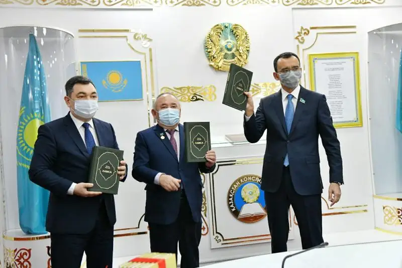 Знаменитая «Хамса» Алишера Навои переведена на казахский язык