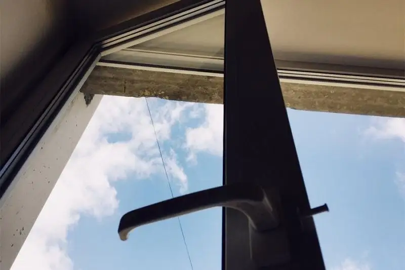 Пытавшегося выброситься из окна мужчину спасли полицейские в Алматинской области