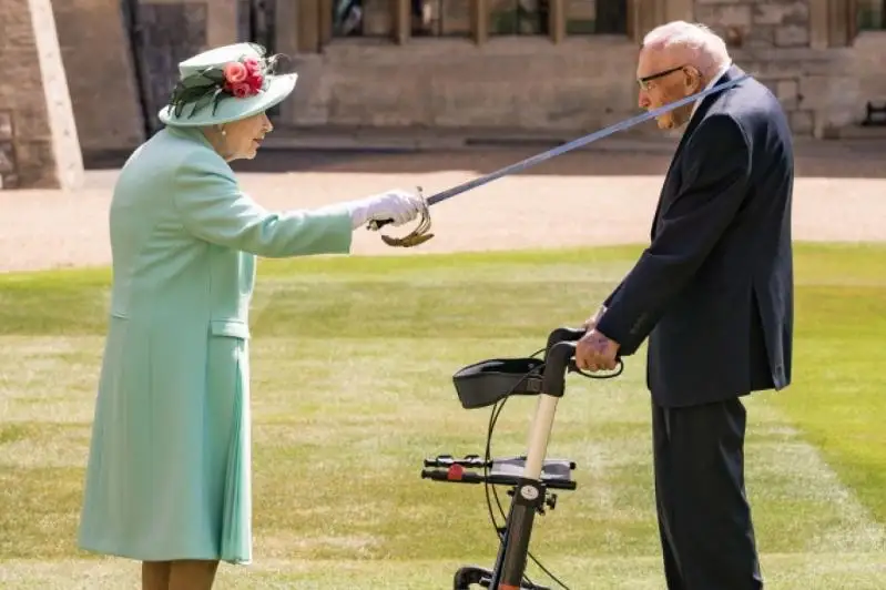 Королева Елизавета посвятила в рыцари 100-летнего ветерана, собравшего почти £33 млн для борьбы с коронавирусом