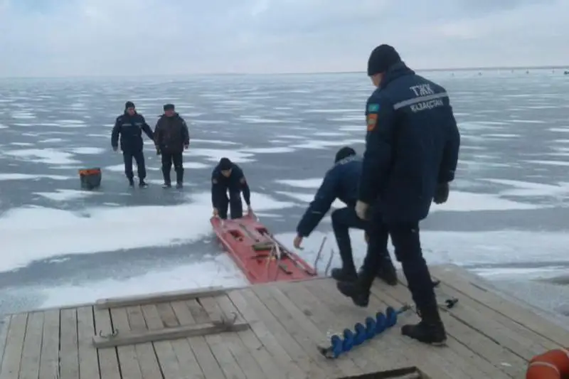 Провалившегося под лед рыбака спасли в Кокшетау