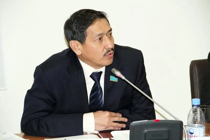 Вернуть отличительные значки для спортсменов предлагает депутат Абай Тасбулатов