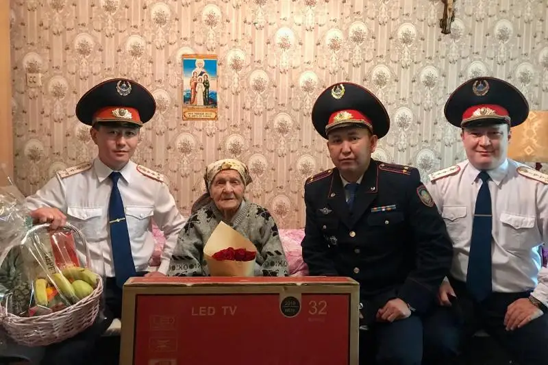 Подарки вручили ветеранам в Темиртау