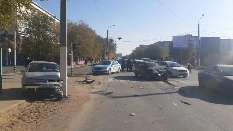 Трое пешеходов пострадали в результате столкновения двух автомашин в Актобе