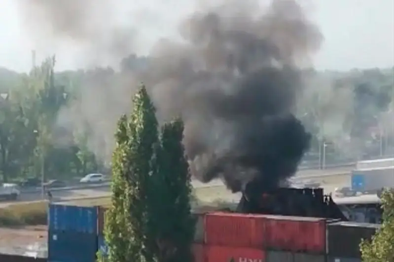 Пожар на складе в районе барахолки возобновился в Алматы