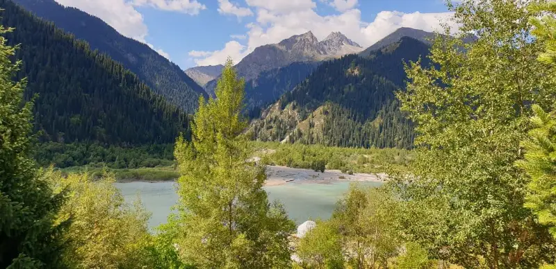 Незаконные постройки убрали на берегу озера Иссык