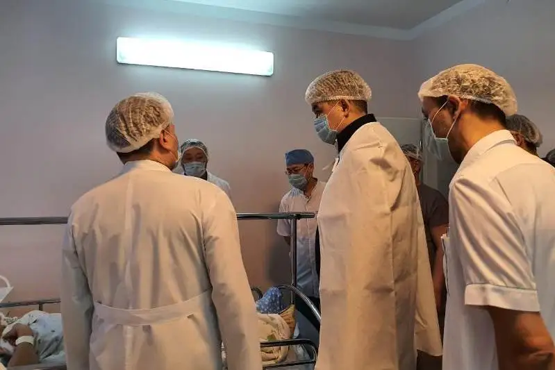 Елжан Биртанов ознакомился с состоянием пациентов в НИИ травматологии и ортопедии и Национального кардиоцентра