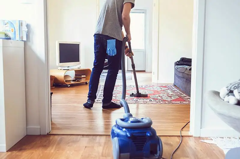 ООН призвала мужчин разделить с женщинами работу по дому во время карантина