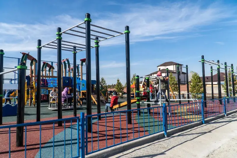 На окраине Нур-Султана появились футбольное поле и детская зона