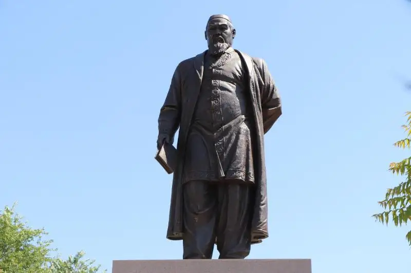 В Кентау возложили цветы к памятнику Абая