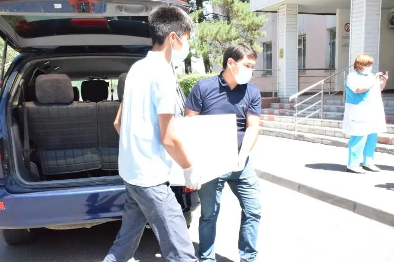 100 литров шубата и кумыса передали медикам представители «Jas Otan» в Алматинской области